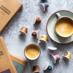 De Koffiejongens - Proefpakket - Nespresso Cups - 100% Biologisch Afbreekbaar - 6x10 Cups - Nespresso Compatible 7 De Koffiejongens - Proefpakket - Nespresso Cups - 100% Biologisch Afbreekbaar - 6x10 Cups - Nespresso Compatible -Koffie Promotie Winkel 1200x1200 11